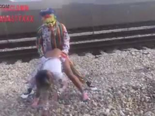 Klaun fucks mladý dáma na vlak tracks