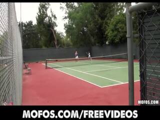 Sexy tennis milfs zijn betrapt uitrekken voor een match