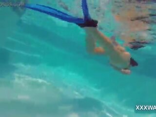 Extraordinary brunette slet snoep swims onderwater