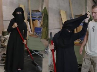 Tour з дупка - мусульманин жінка sweeping підлога отримує noticed по жорсткий вгору американка солдат