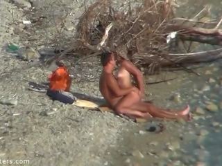 Unggul pasangan nikmati baik seks film waktu di orang telanjang pantai kamera pengintai