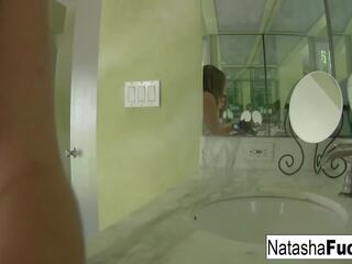Natasha changes och washes henne fötter, fria x topplista film 22