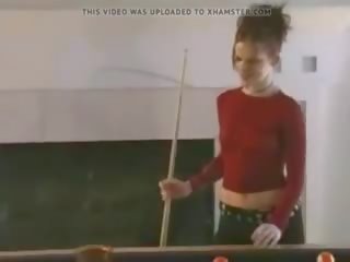 Elizabeth douglas pelissä altaan ottaa a marlboro menthol