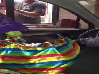 Clown krijgt penis zoog terwijl ordering voedsel