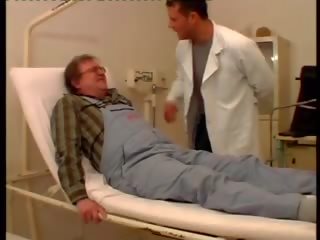 Giovane infermiera danielle con vecchio paziente, xxx film 51