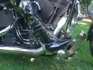 2 लड़कियों revving motorcycle में बूट्स, फ्री अडल्ट चलचित्र ee