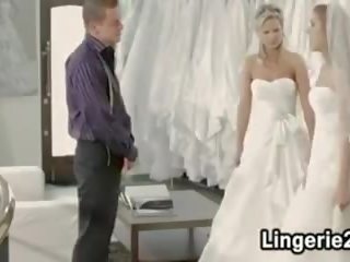新娘 inthreesome 在 连衣裙 店, 自由 脏 视频 f4