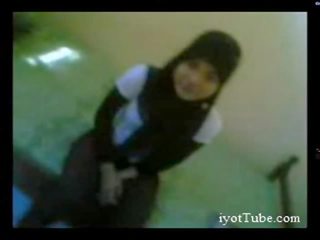 Mysliman adoleshent student në konvikt i parë pjesë