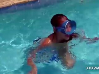 Extraordinary rambut coklat gadis nakal permen swims di bawah air