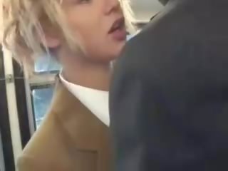 Blond la mignonne sucer asiatique striplings quéquette sur la autobus