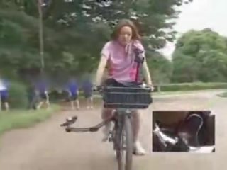 Japanilainen koulutyttö masturbated kun taas ratsastus a specially modified likainen klipsi pyörä!