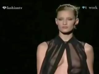 Oops - lingerie runway tonen - zien door en naakt - op tv - compilatie