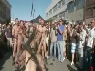 Jemagat öňünde plaza with stripped men prepared for ýabany coarse violent geý group ulylar uçin film