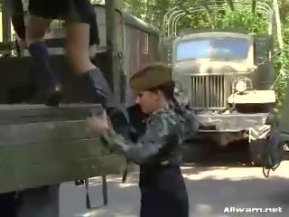 Splendid milf kalės sudėti į armija mokymas į kerintis drabužiai