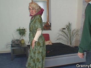 Üksildane vana vanaema pleases an noor juveniilne