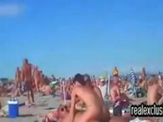 Masyarakat telanjang pantai tukar-menukar pasangan seks film vid di musim panas 2015