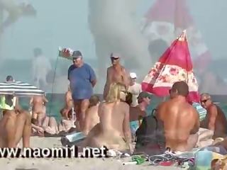 Naomi1 punhetas um jovem youngster em um público praia