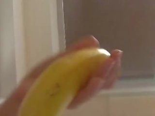 How-to: 若い ブルネット lassie 教えて 使用して a バナナ