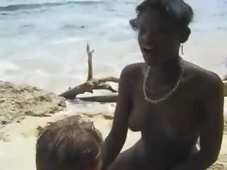 Plaukuotas afrikietiškas mokinukė šūdas euras jaunas patelė į as paplūdimys