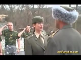Militer muda kekasih mendapat tentara air mani