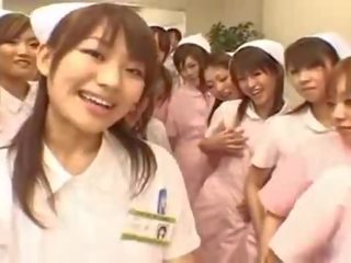 Asiatiskapojke sjuksköterskor njuta xxx filma på topp
