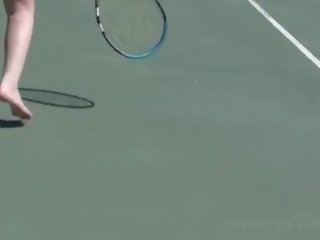 Tiener pop spelen tennis en het nemen een douche